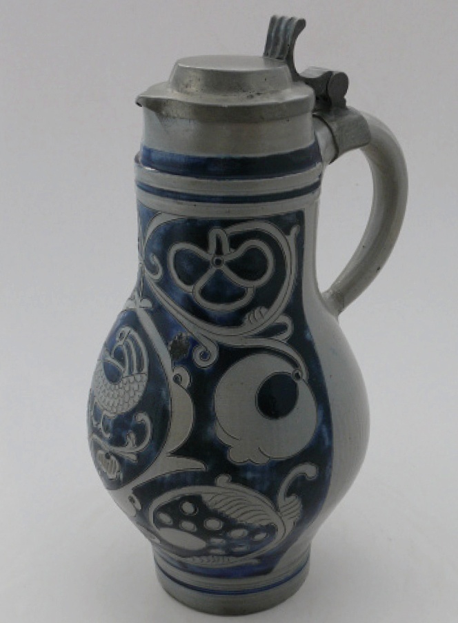 Schenkkanne mit Zinndeckel (Keramikmuseum Westerwald CC BY-NC-SA)