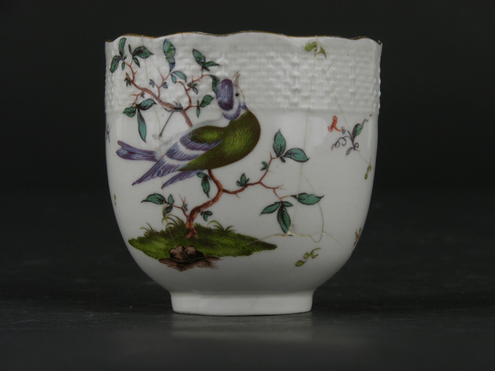Tasse mit Korbrand und Vogeldarstellung (Historisches Museum der Pfalz, Speyer CC BY)