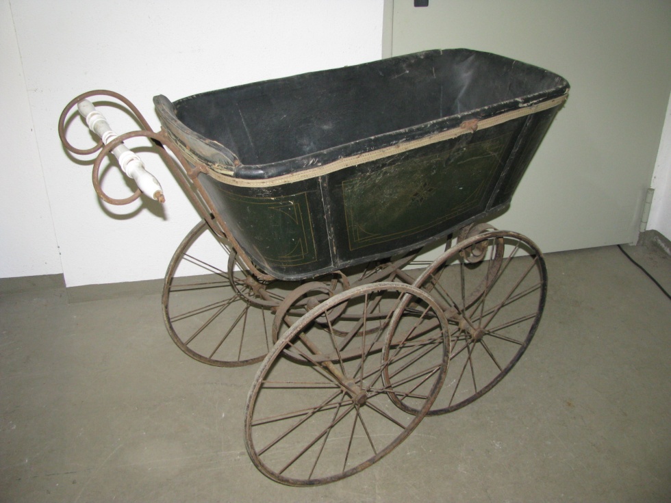 Bürgerlicher Kinderwagen um 1900 (Landschaftsmuseum Westerwald Hachenburg CC BY-NC-SA)