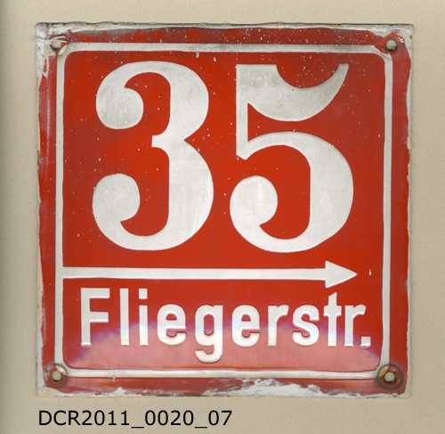 Schild, Hausnummer, Fliegerstraße 35 (dc-r docu center ramstein CC BY-NC-SA)