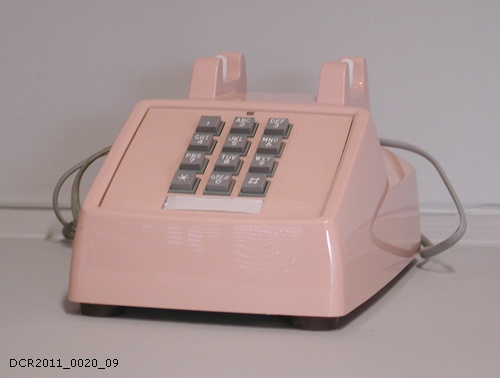 Rosa Telefon (Hörer fehlt) (dc-r docu center ramstein CC BY-NC-SA)