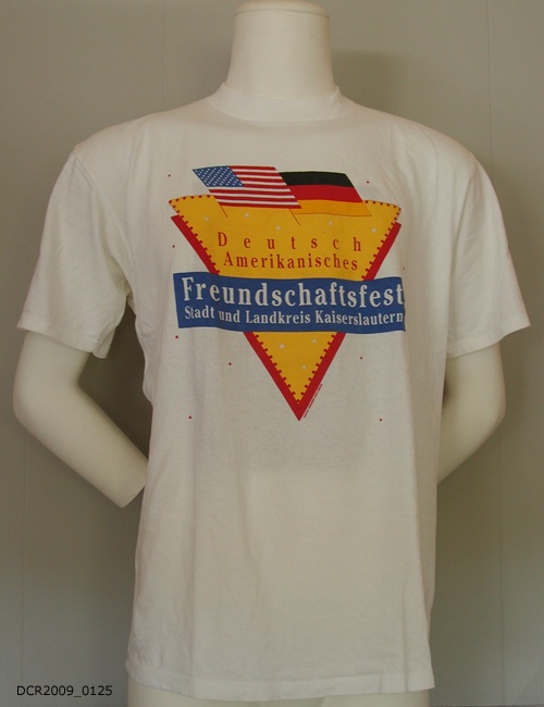 T-Shirt, Kurzarm T-Shirt (dc-r docu center ramstein CC BY-NC-SA)