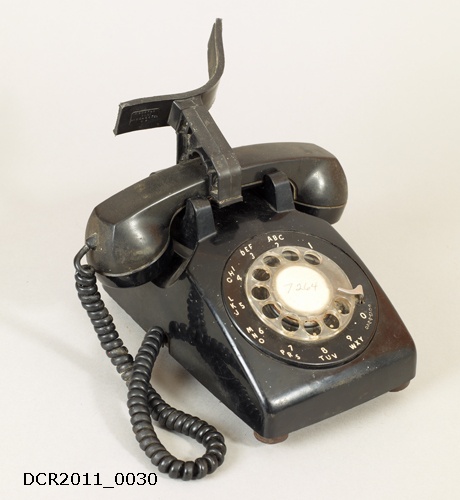 Schwarzes Telefon mit Schulterhalterung, Telefonnummer 7264 (dc-r docu center ramstein CC BY-NC-SA)