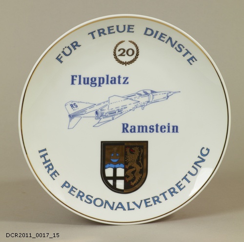 Erinnerungsteller, Für treue Dienste 20, Flugplatz Ramstein (dc-r docu center ramstein CC BY-NC-SA)