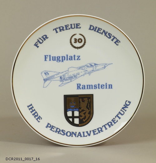 Erinnerungsteller, Für treue Dienste 30, Flugplatz Ramstein (dc-r docu center ramstein CC BY-NC-SA)