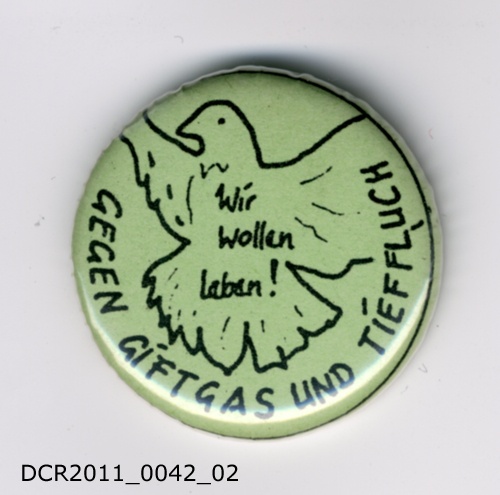 Button, Gegen Giftgas und Tieffluch (dc-r docu center ramstein CC BY-NC-SA)