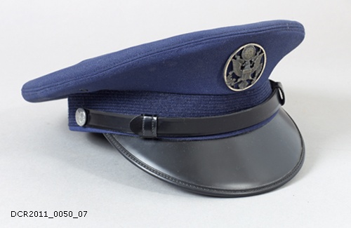 Schirmmütze mit Mützenabzeichen für Unteroffiziere und Mannschaften, Busdriver hat (dc-r docu center ramstein CC BY-NC-SA)