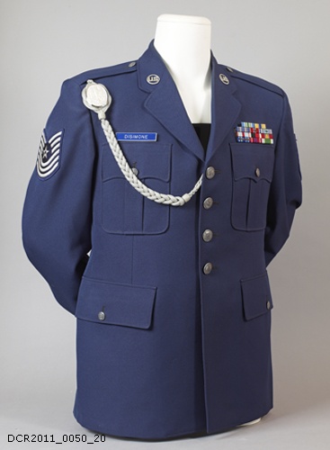 Uniformjacke, Class A Uniform mit silberner Schützenschnur (dc-r docu center ramstein CC BY-NC-SA)
