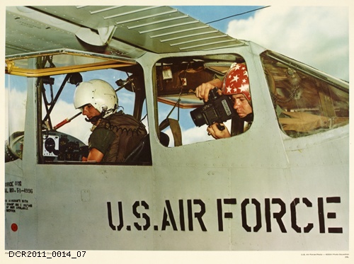 Plakat, U.S. Air Force Photo, Aerial Combat Cameraman in Southeast Asia (dc-r docu center ramstein RR-F)