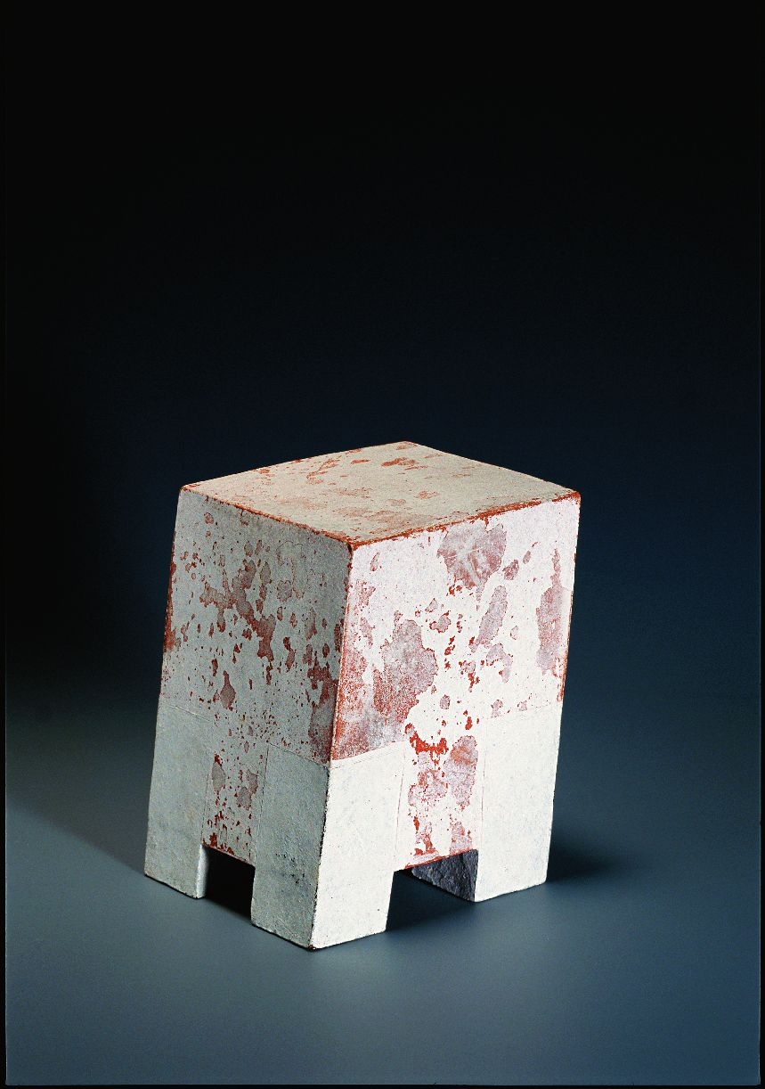 Lehmann, Klaus - &quot;Schrägstehender Block auf Beinen&quot;, 1984 (Moderne Keramik des 20. Jh. - Landessammlung RLP CC BY-NC-SA)