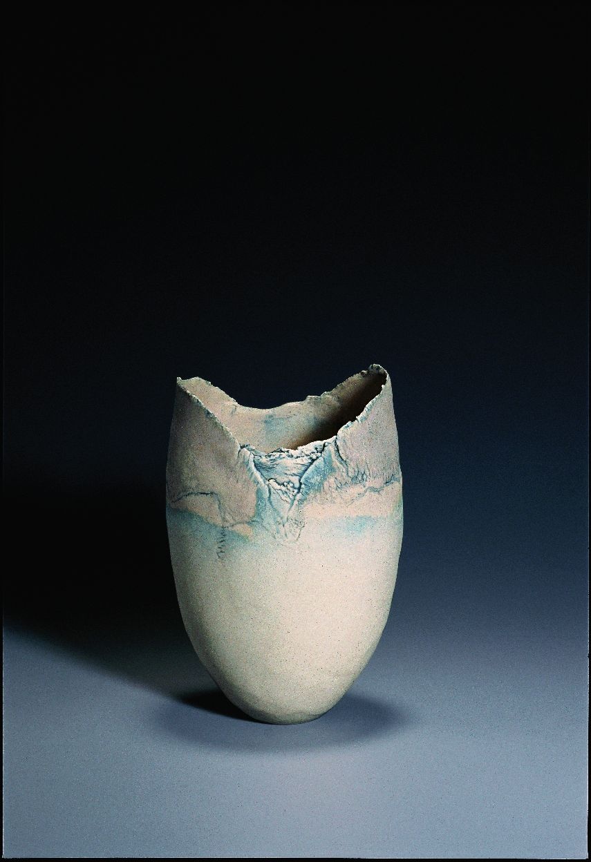 White, Mary - Hohe ovale Form, 1988. (Moderne Keramik des 20. Jh. - Landessammlung RLP CC BY-NC-SA)