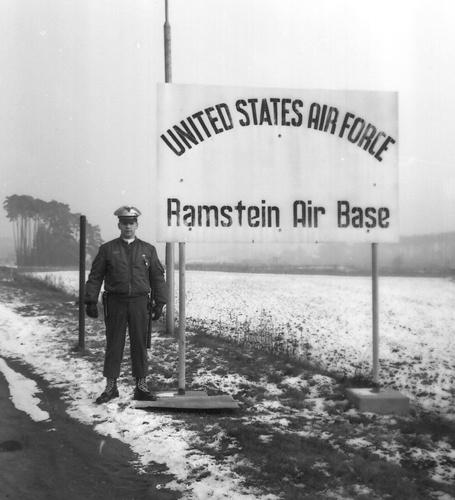 Schwarzweißfoto, Einfahrt zur Air Base Ramstein (dc-r docu center ramstein RR-F)