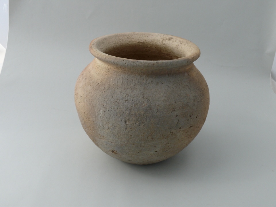 Irdenware, kugeliger Topf (Keramikmuseum Westerwald CC BY-NC-SA)