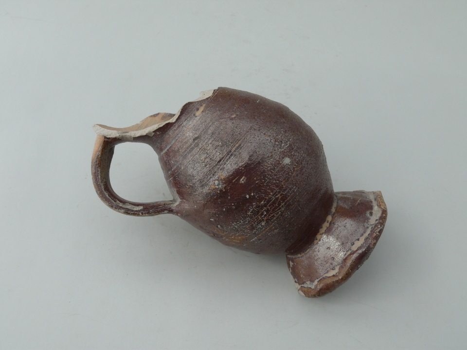Schankgefäß, Trichterhalskrug (Keramikmuseum Westerwald CC BY-NC-SA)