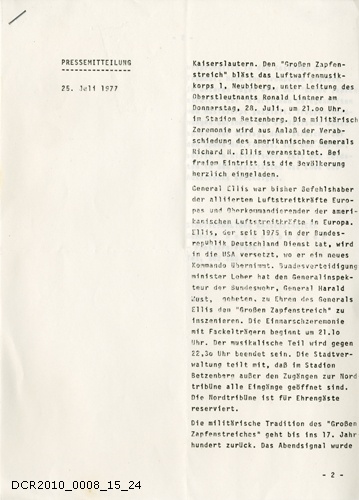Pressemitteilung, Den &quot;Großen Zapfenstreich&quot; bläst das Luftwaffenmusikkorps 1, Neubiberg (dc-r docu center ramstein CC BY-NC-SA)