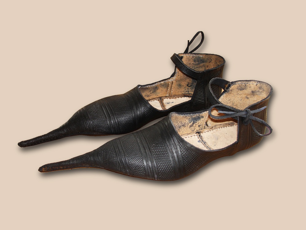 Средневековые туфли. Пулены Средневековая обувь. Пулены 14 век. Пулены Средневековая обувь музей. Туфли средневековья.