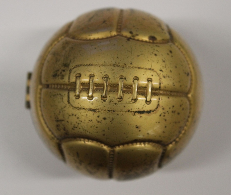 Reisewecker in Form eines aufklappbaren Fußballs (FCK-Museum CC BY-NC-SA)