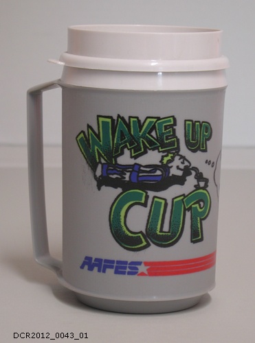 Becher mit Deckel, Wake up Cup (dc-r docu center ramstein CC BY-NC-SA)