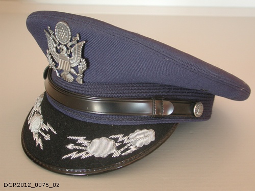 Schirmmütze mit Mützenabzeichen für Offiziere, Busdriver hat (dc-r docu center ramstein CC BY-NC-SA)