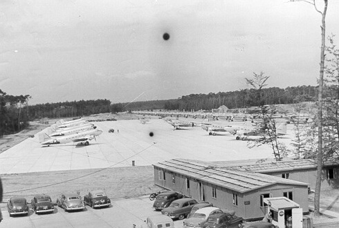 Schwarzweißfoto, Landstuhl Air Base mit geparkten C-47 (dc-r docu center ramstein RR-F)