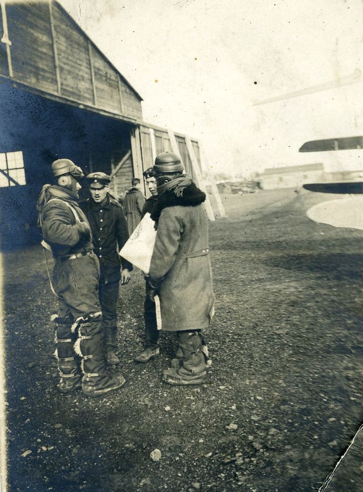 Piloten vor Hangar (Historisches Museum der Pfalz, Speyer CC BY)