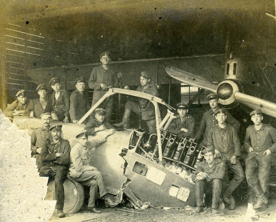 Mannschaft in Hangar (Historisches Museum der Pfalz, Speyer CC BY)