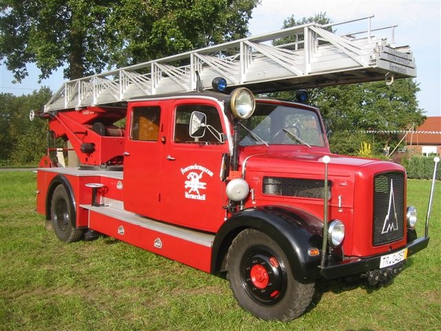 Drehleiter DL 24-2 (Rheinland-Pfälzisches Feuerwehrmuseum  CC BY-NC-SA)