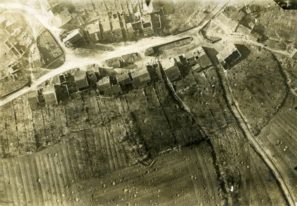 Luftaufnahme einer zerstörten Ortschaft (Historisches Museum der Pfalz, Speyer CC BY)