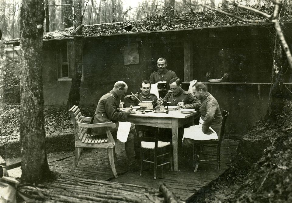 Mittagessen vor Hütte (Historisches Museum der Pfalz, Speyer CC BY)