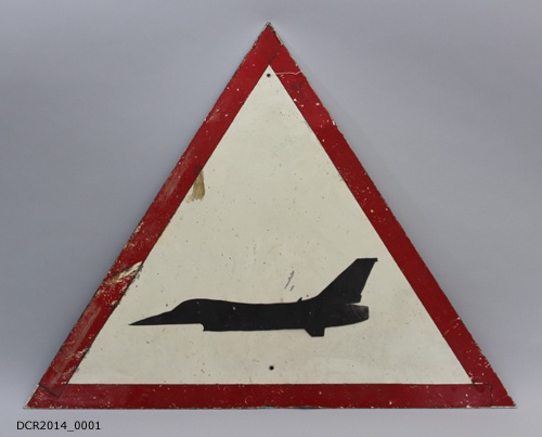 Schild, dreieckig, Vorfahrtzeichen mit F-16 (dc-r docu center ramstein CC BY-NC-SA)