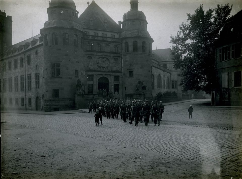 Soldaten vor Museum (Historisches Museum der Pfalz, Speyer CC BY)