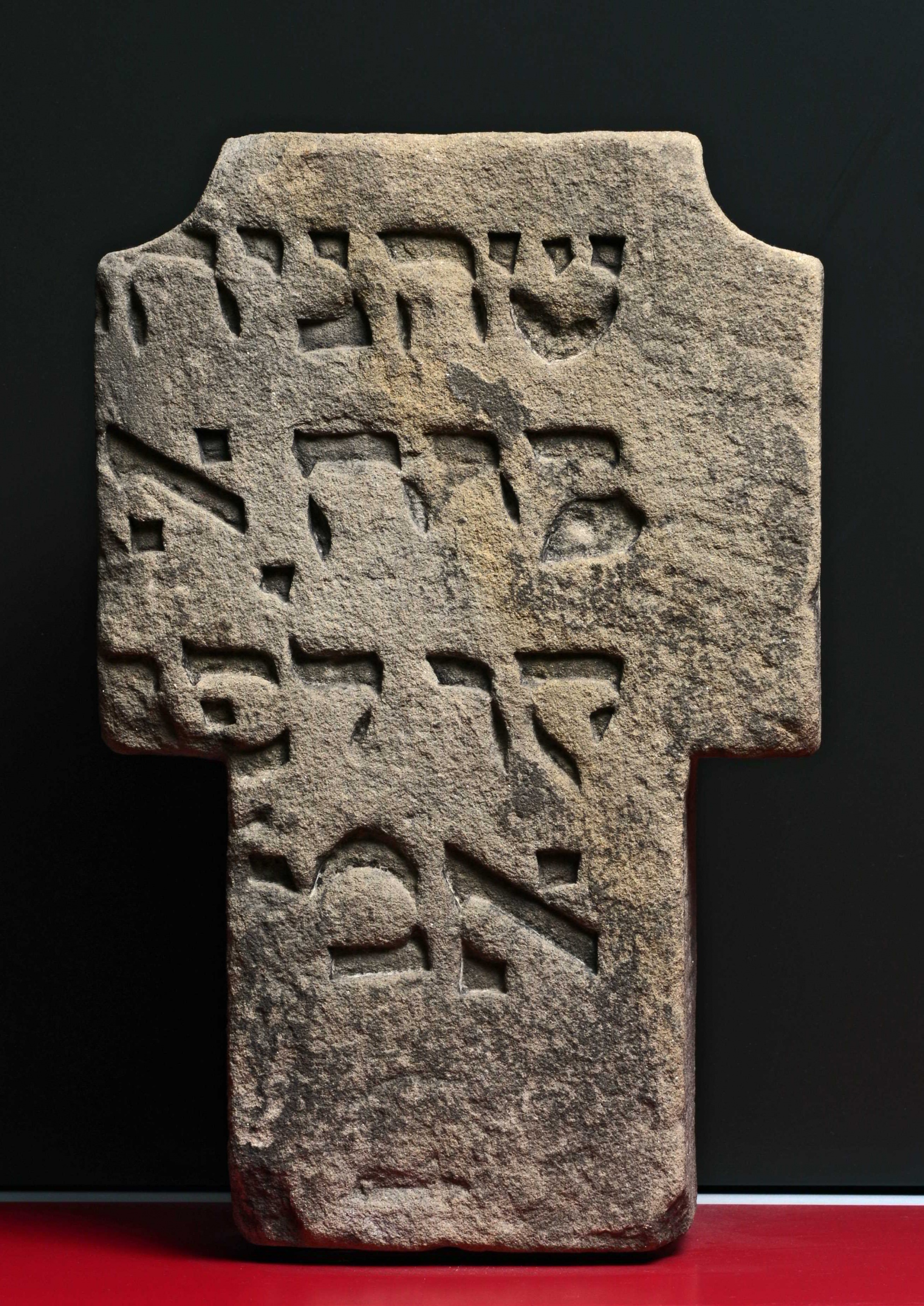 Jüdischer Grabstein, nachträglich zu einem Kreuz umgearbeitet (Rheinisches Landesmuseum Trier CC BY-NC-SA)