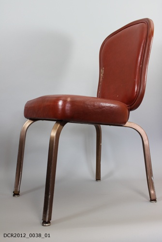 Stuhl aus Lederimitat der Gasser Chair Company (dc-r docu center ramstein CC BY-NC-SA)