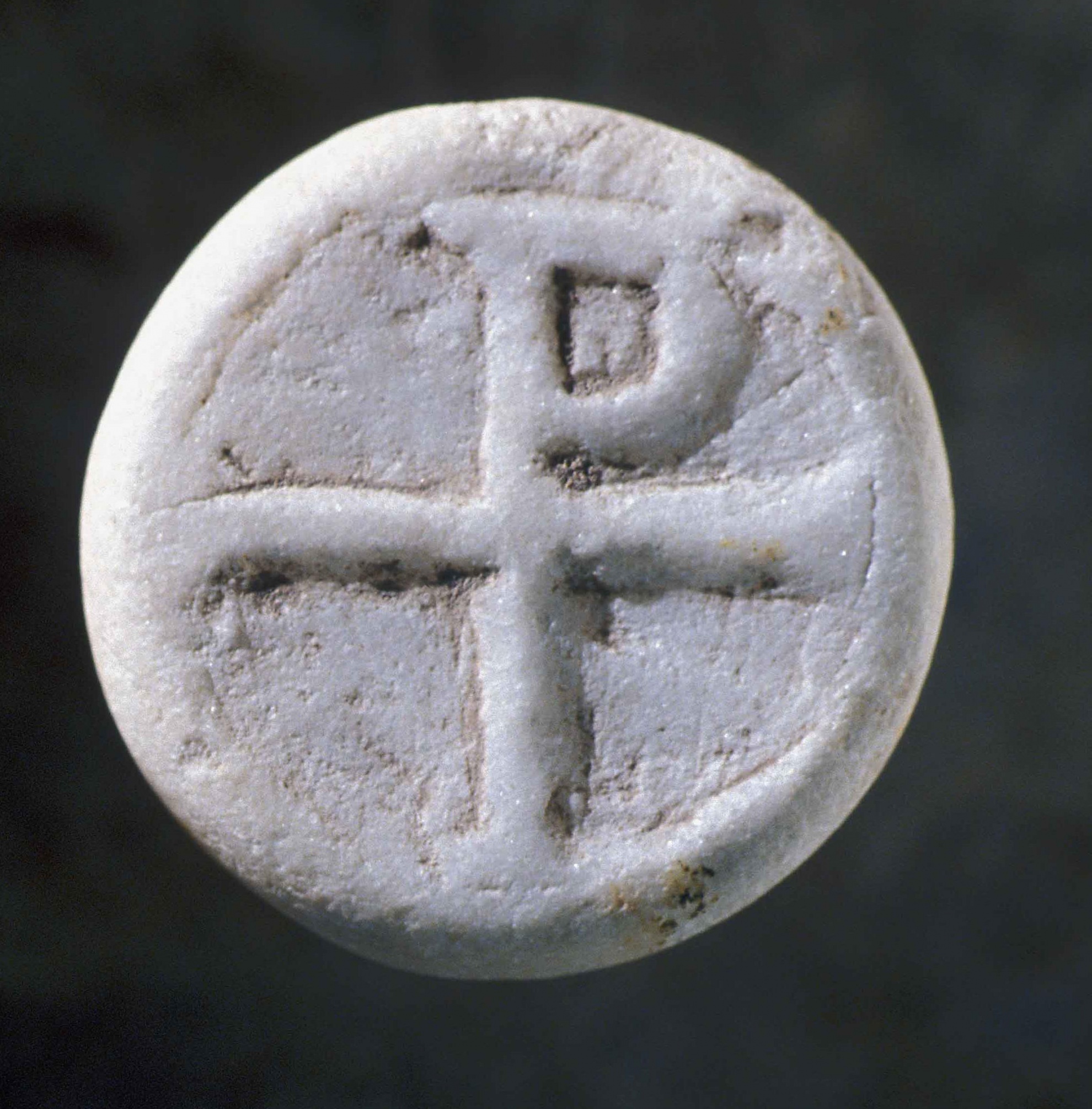 Spielstein mit Christogramm (Rheinisches Landesmuseum Trier CC BY-NC-SA)