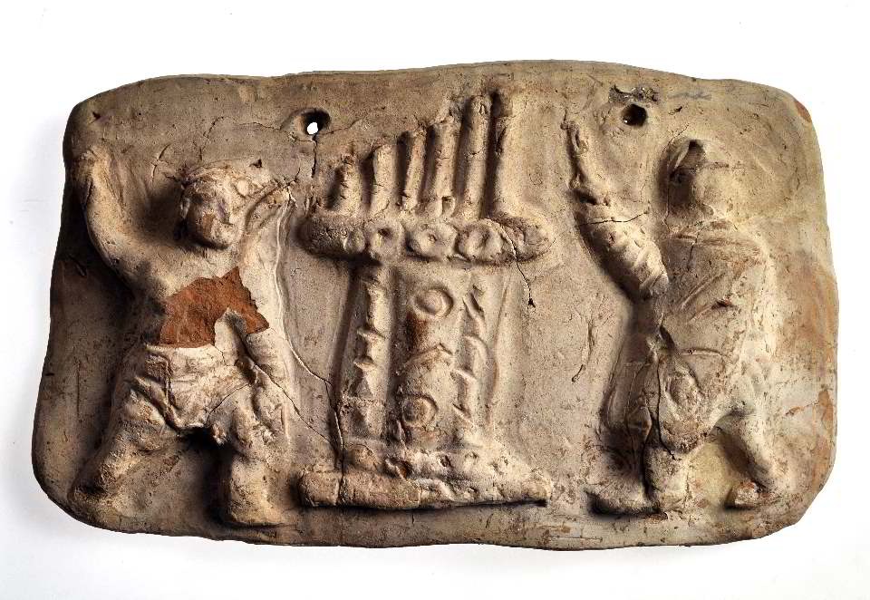 Reliefplatte mit Gladiatoren und Wasserorgel (Rheinisches Landesmuseum Trier CC BY-NC-SA)