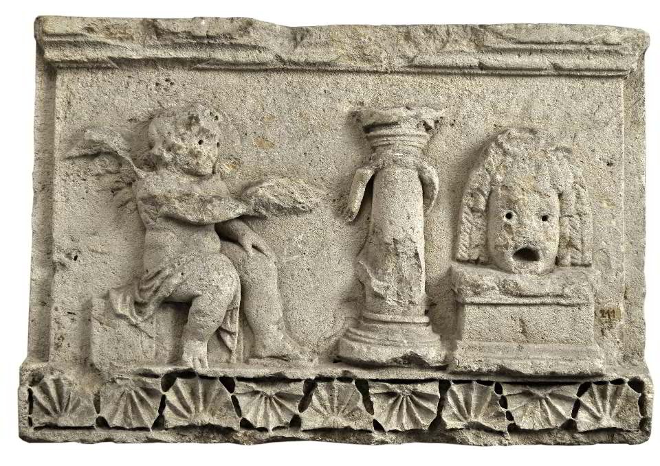 Relief mit Amor, Schlange und Maske (Rheinisches Landesmuseum Trier CC BY-NC-SA)