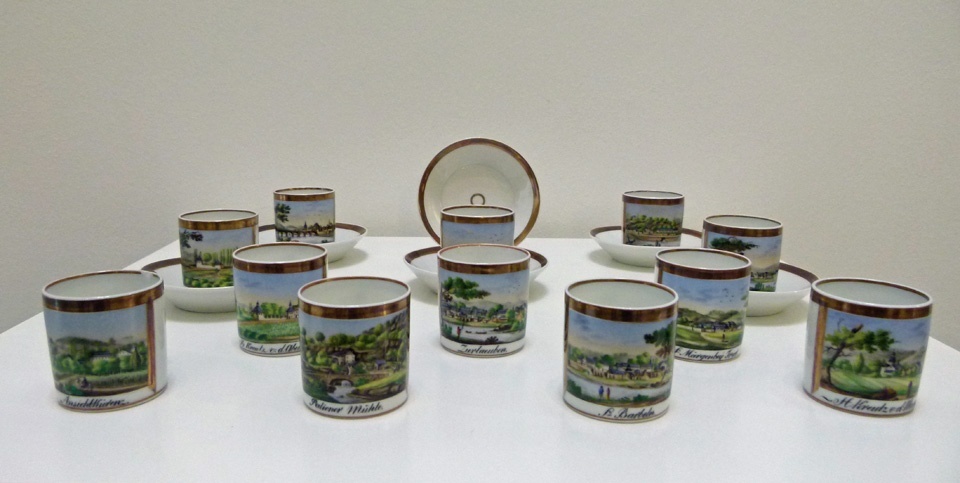 Zwölf Tassen und sechs Untertassen mit Ansichten aus Trier (Stadtmuseum Simeonstift Trier CC BY-NC-ND)