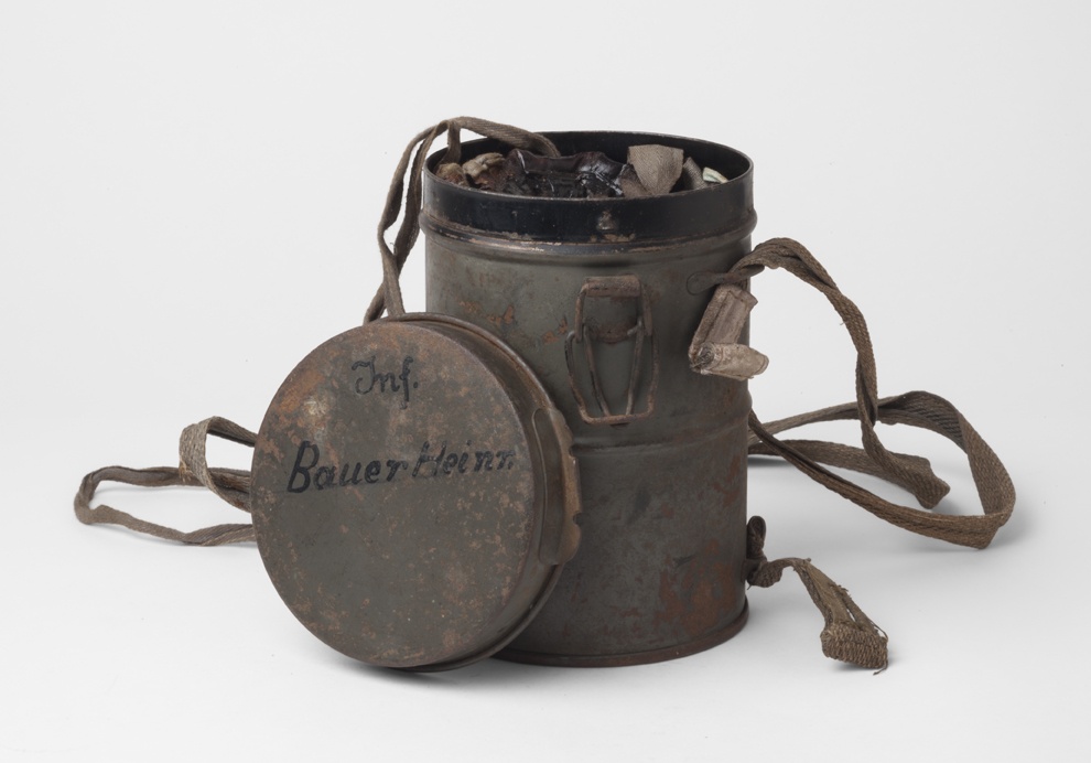 Gasmaske mit Behälter (Historisches Museum der Pfalz, Speyer CC BY)
