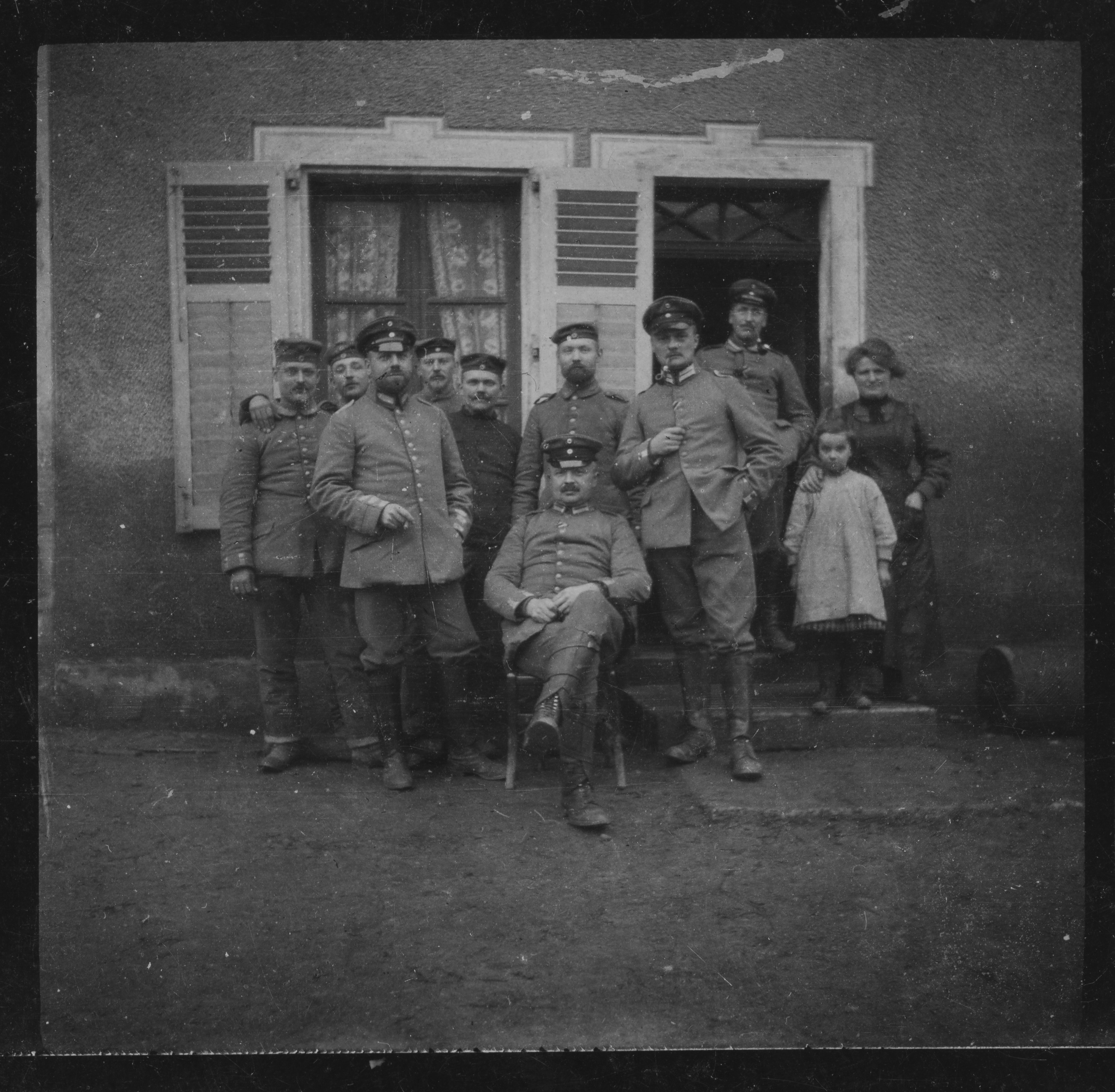 Soldaten vor Wohnhaus (Historisches Museum der Pfalz, Speyer CC BY)