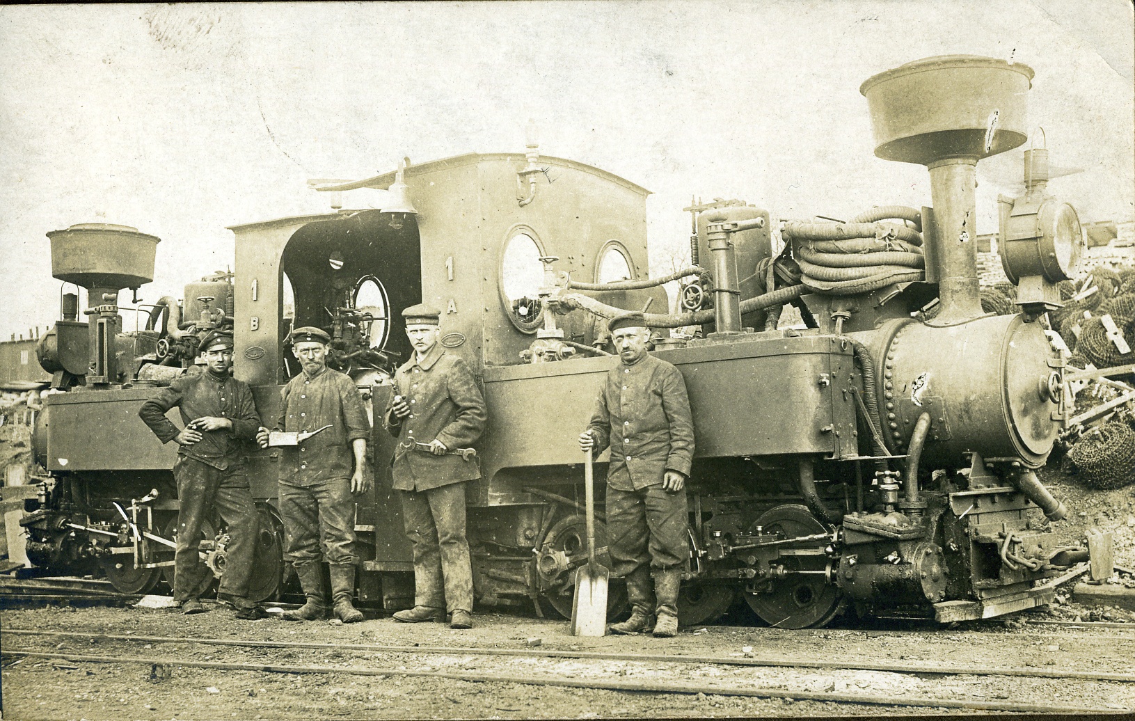 Soldaten vor Feldbahnlokomotive (Historisches Museum der Pfalz, Speyer CC BY)