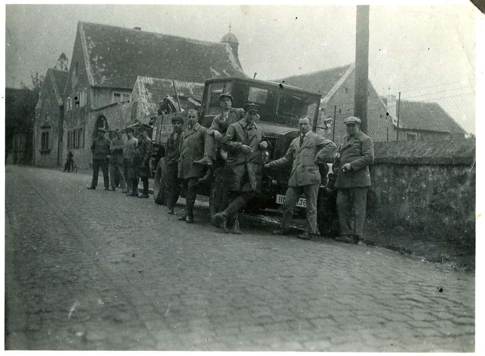 Personengruppe vor LKW (Historisches Museum der Pfalz, Speyer CC BY)