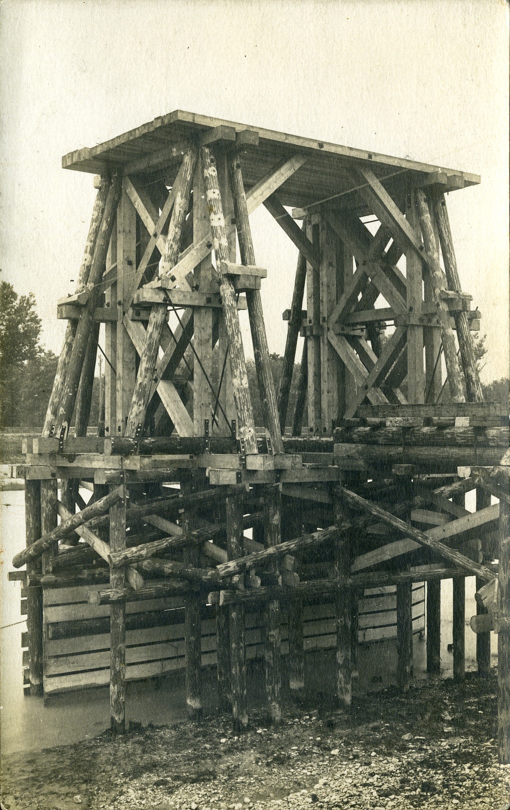 Bau einer Pionierbrücke über die Isar (Historisches Museum der Pfalz, Speyer CC BY)