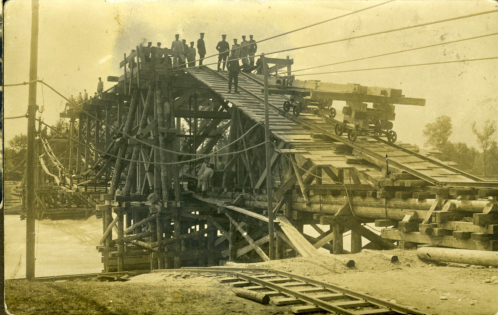 Soldaten beim Bau einer Pionierbrücke über die Isar (Historisches Museum der Pfalz, Speyer CC BY)