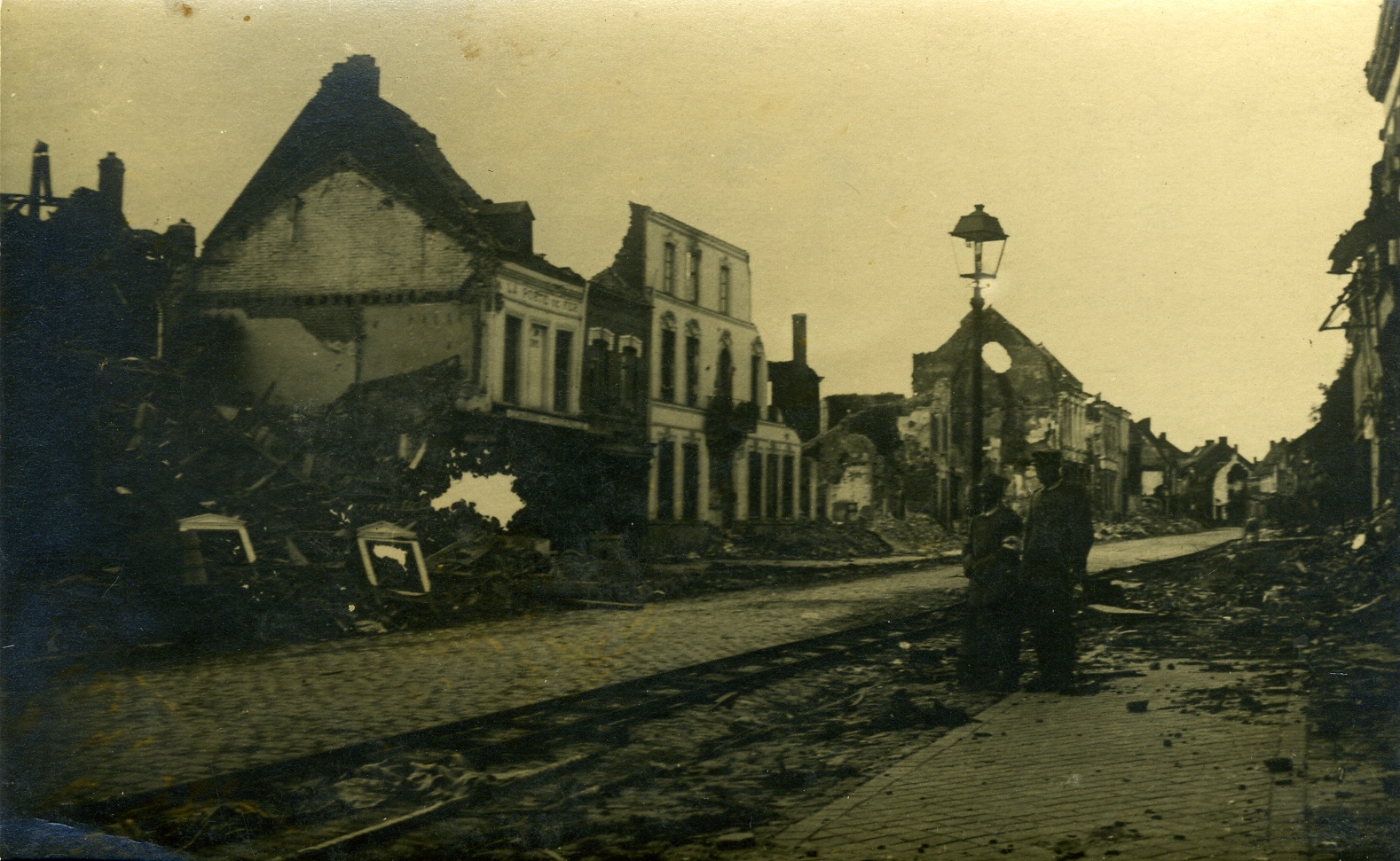 Fotopostkarte "terstörter Straßenzug" (Historisches Museum der Pfalz, Speyer CC BY)
