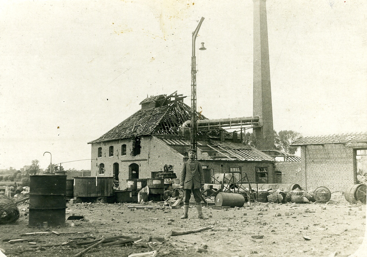 Fotopostkarte "zerstörte Zuckerfabrik" (Historisches Museum der Pfalz, Speyer CC BY)