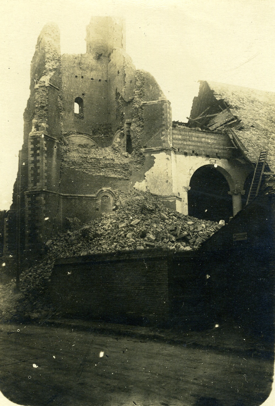 Fotopostkarte "zerstörte Kirche" (Historisches Museum der Pfalz, Speyer CC BY)