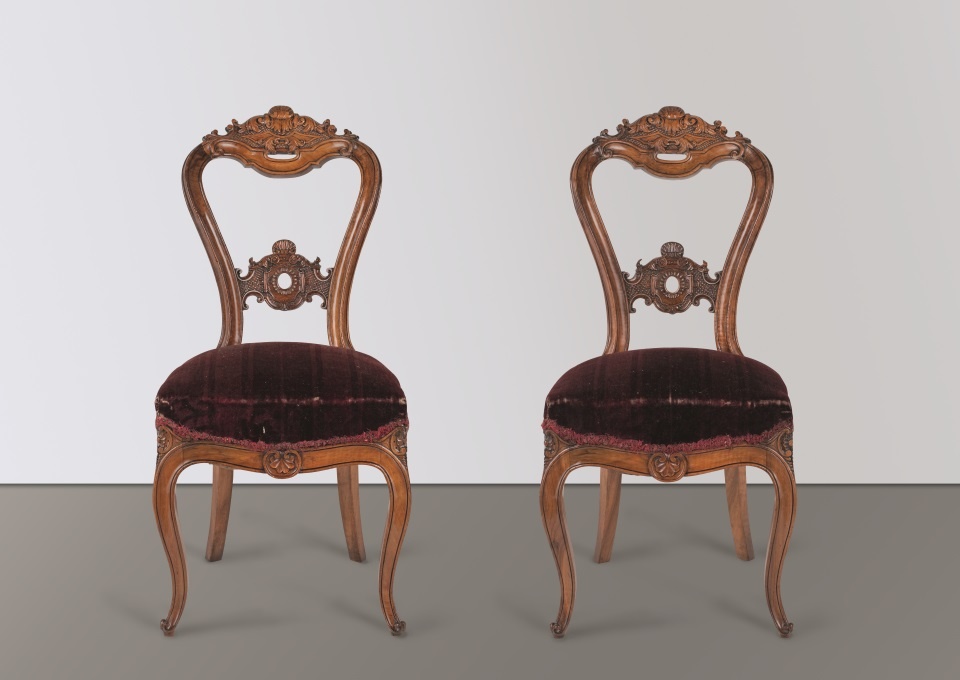 Zwei von vier gepolsterten Stühlen (Stadtmuseum Simeonstift Trier CC BY-NC-ND)
