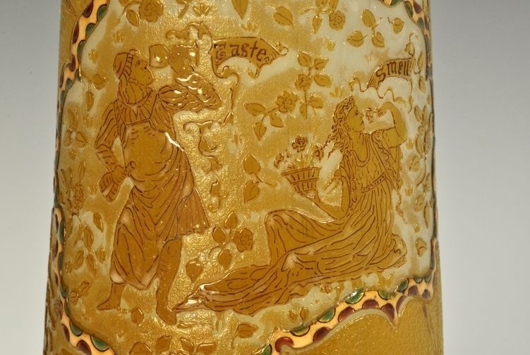 Vase mit Darstellung der Allegorien des "Geschmacks" und "Geruchs" (GDKE - Landesmuseum Mainz CC BY-NC-SA)