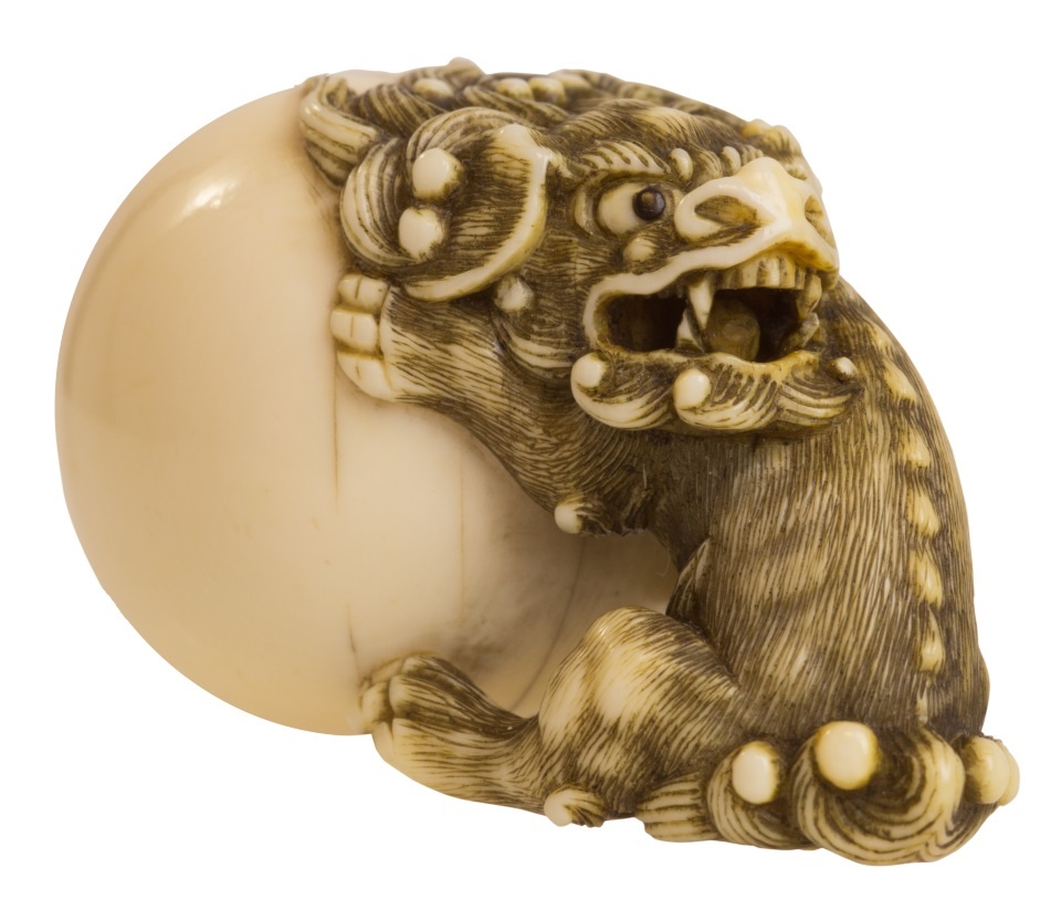 Katabori-Netsuke eines Löwen (shishi ) mit Kugel (Stadtmuseum Simeonstift Trier CC BY-NC-ND)