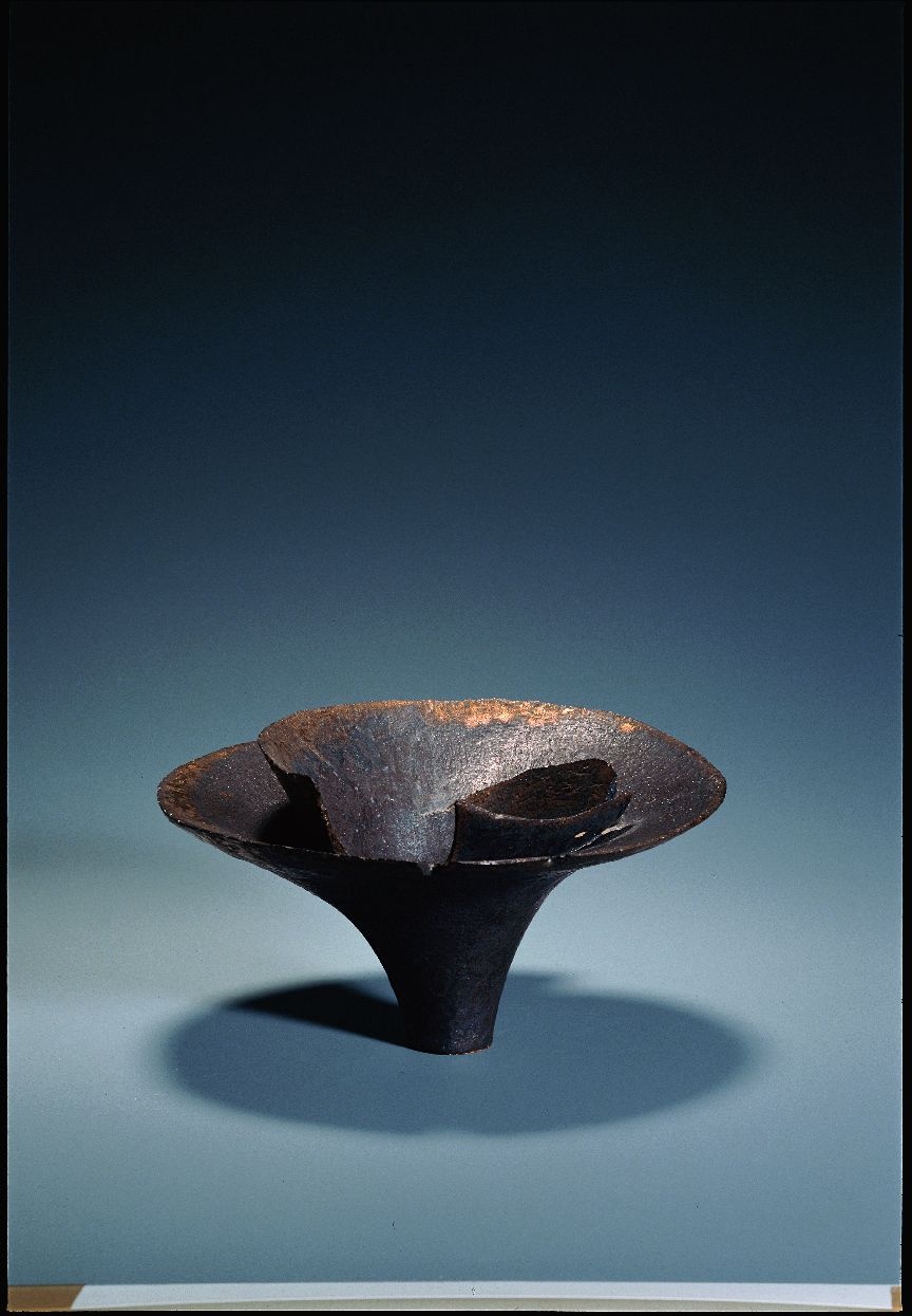 Fournier, Sheila - Schale "Kelchform", 1978 (Moderne Keramik des 20. Jh. - Landessammlung RLP CC BY-NC-SA)